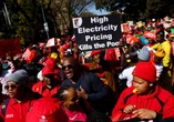 Verlaag kragtariewe om werk-bloedbad te keer, vra Cosatu