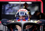 Verstappen koel en kalm ondanks chaos op Baku-baan