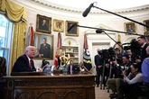 Media vra Trump: Moenie joernaliste se verblyf beperk