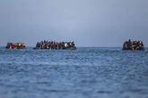 Frankryk red bykans 400 migrante wat Engelse Kanaal wou oorsteek