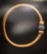 Antieke gesteelde goue armband van farao verkwansel, gesmelt