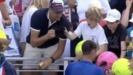 Miljoenêr kry wind van voor nadat hy tennisster se pet voor kind se neus wegraap