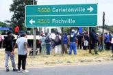 Rubberkoeëls vlieg toe betogende Fochvillers N12 wil oorsteek