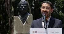 Batres devela busto de Porfirio Muñoz Ledo en parque de la Del Valle por su natalicio