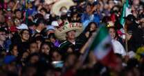 FOTOGALERÍA ¬ Miles despiden al Presidente en el Zócalo de CdMx y arman gran fiesta