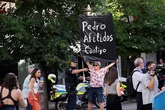 El 'show' de Ferraz: duelo entre los que rezan a Pedro Sánchez y a Dios