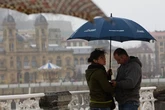 El tiempo estará marcado este domingo por el paso de un frente que descargará lluvias en amplias zonas del país