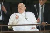 El papa Francisco reaparece tras casi 40 días hospitalizado y saluda a los fieles desde una ventana del hospital Gemelli