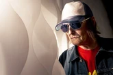 Lawrence: "No me dejéis morir sin ser famoso, no quiero riquezas, solo tener un conductor que me lleve a los conciertos"