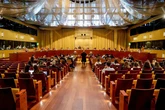 El TJUE propone multar a España con 6,8 millones de euros por retrasar un año la retribución del permiso parental