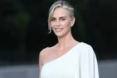 Charlize Theron confiesa estar en una app de citas y haber tenido un lío de una noche con un chico de 26 años: "Fue realmente increíble"