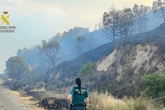 Varios vecinos de Cabezabellosa (Extremadura) se niegan a ser desalojados por el incendio
