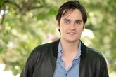 El hijo pequeño de Alain Delon pide la anulación del testamento de su padre y lleva a su hermana a los tribunales