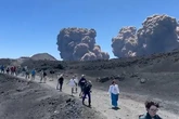 Varios turistas huyen despavoridos del Etna tras una violenta erupción que ha hecho colapsar parte del cráter