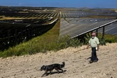 Los fondos de inversión trocean para su venta cientos de activos renovables en España por la tormenta del apagón y la 'muerte' de las megaoperaciones