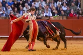 La alegría de Borja Jiménez se cuela por la única rendija del muro de Jandilla y la Maestranza se tira de cabeza