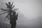 El devastador huracán Melissa, de categoría 5 y vientos de 280 kilómetros por hora, se acerca a Jamaica, donde ya ha dejado tres muertos y 50.000 personas sin luz