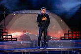 Pensar que la edad no existe, mantenerse activo, no alejarse de su familia y ser muy, pero muy coqueto: las claves de la eterna juventud de Chayanne