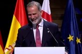 Felipe VI provoca las carcajadas del público al bromear con Andrés Iniesta
