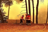 El fuego cruza fronteras en Galicia: patrullas de nueve localidades lusas esperan el incendio español