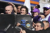 Nuevos ataques a los Milei: Karina, la todopoderosa hermana del presidente, evacuada ante agresiones físicas y verbales de militantes peronistas