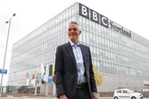 El director de la BBC dimite por las acusaciones de sesgo contra Trump y a favor de Hamas