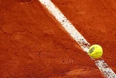 La polémica en Roland Garros entre jueces de línea y Inteligencia Artificial: ¿Por qué los sensores fallan más en tierra batida?