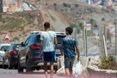 Ceuta traslada a Andalucía 27 menores migrantes tras el repunte de entradas del fin de semana