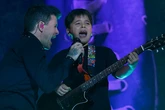 Emotivo detalle de Dani Martín con Rulo al sacar a su hijo a tocar la guitarra durante uno de sus conciertos en Madrid