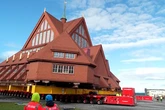 Trasladan 5 kilómetros una histórica iglesia sueca de 600 toneladas de madera roja