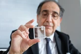 Un implante de retina inalámbrico restaura la visión central y duplica la supervivencia en la DMAE: "Era una ávida lectora y quería recuperar eso"