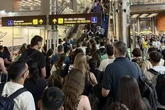 Nueva jornada negra para el turismo con la T4 de Barajas desbordada: "El aeropuerto no lo soporta"
