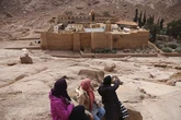 Espadas en alto entre Grecia y Egipto por el monasterio habitado más antiguo del mundo, el de Santa Catalina en el Sinaí