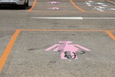 Nueva polémica por los aparcamientos para mujeres en León: vandalizan los pictogramas una semana después de su entrada en vigor