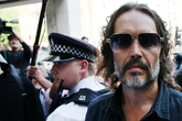 El cómico Russell Brand, acusado de violación y agresión sexual, queda en libertad condicional hasta su próxima audiencia