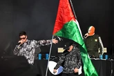 Un rapero del trío norirlandés Kneecap será juzgado hoy en Londres por apoyar a Hezbolá