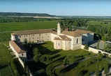 El imponente monasterio castellano donde se casará Stella Banderas, hija de Antonio Banderas: de estilo románico y con bodega propia