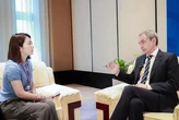 La "marca España" se cuela en la propaganda política china con Zapatero como complaciente emisario de Moncloa