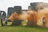 Un jurado absuelve a los activistas de Just Stop Oil que tiñeron de polvo naranja el monumento megalítico de Stonehenge