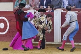 Gran dimensión de Roca Rey, que sufre una fea cogida, y Marco Pérez en Valladolid