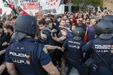 Palestina irrumpe en el basket: cargas policiales, una herida y el Hapoel, 'sordo' en un Roig Arena fantasmal