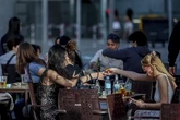 Los precios de los servicios subirán al 4% hasta final de verano y las familias ya piden créditos al consumo "con vigor"