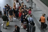 Una avería eléctrica paraliza los trenes de alta velocidad entre Madrid y Andalucía: "No nos han traído ni una botella de agua, el aire acondicionado funciona a ratos y la gente en medio del campo"