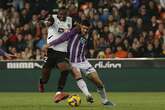 El Valencia se agarra a los goles de Sadiq y obra ante el Valladolid el milagro que le saca del descenso