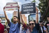 Más policías que ultras en la concentración de Vox frente al Centro de Hortaleza: "Condenar la violación de una menor no es un delito de odio"