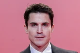 Alex González deja de seguir a su novia en Instagram: el historial romántico del actor que nunca habla de sus parejas