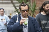 Pillan a Harry Styles besando a una joven en una fiesta: así es Ella Kenny, una productora de Londres