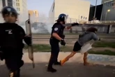 Un policía patea y agrede a una mujer en la huelga general y desata una ola de indignación en Francia