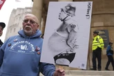 "Trump no es bienvenido al Reino Unido": Protestasd contra el "despliegue de la alfombra roja" al presidente de EEUU