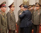 Kim Jong-un rinde homenaje entre lágrimas a los "heroicos" soldados norcoreanos que lucharon contra Ucrania